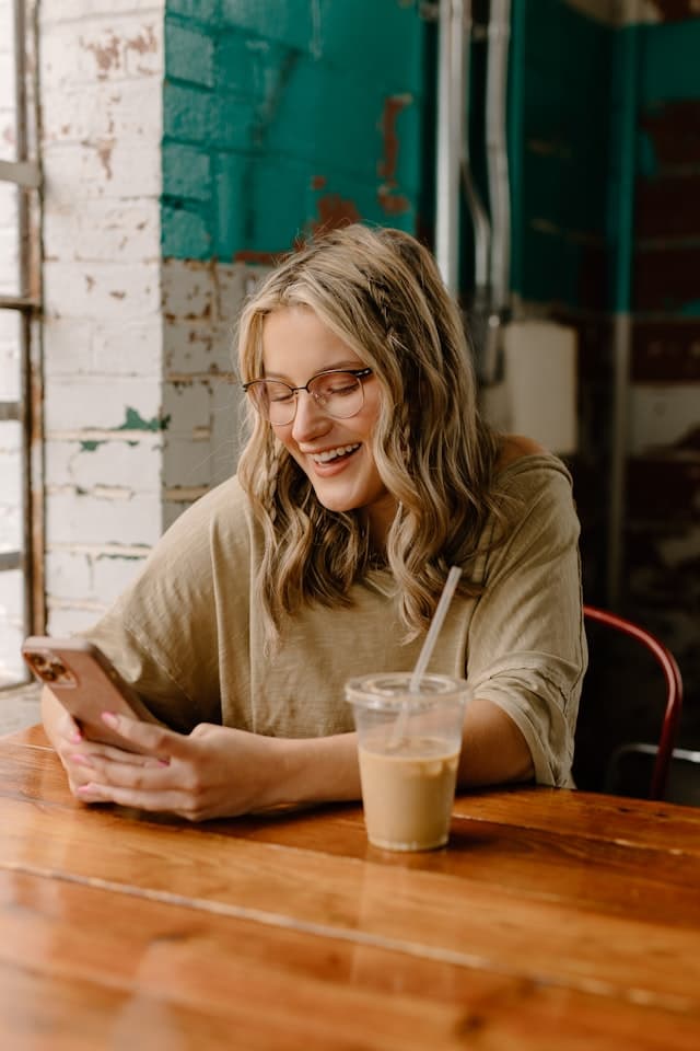 Professional using Meet-ix on mobile